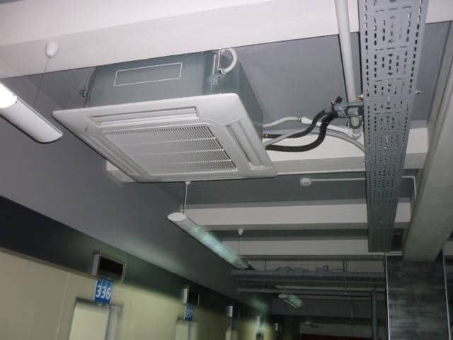 Ceiling cassette air conditioning unit installed indoors by Helmont