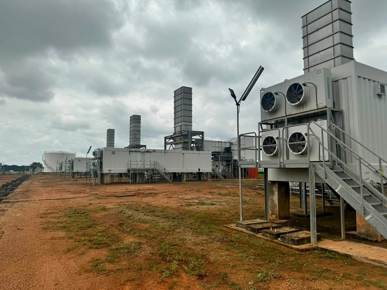 Gas turbine generating units at a power plant project site